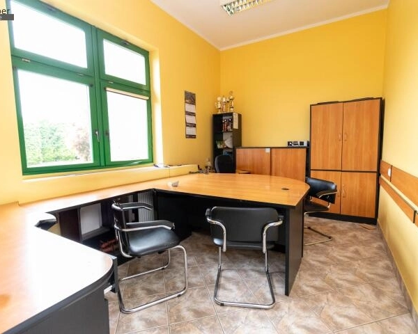 Hala z zapleczem Biurowym | 637m2 | parking-3